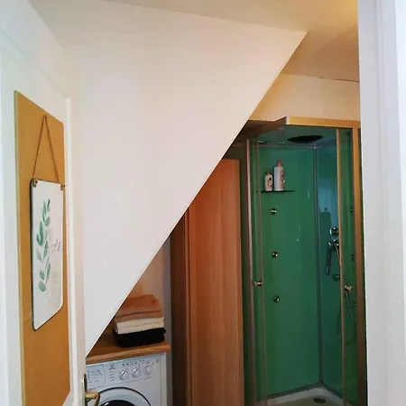 2 Min Walk From Train Station And Center Of *