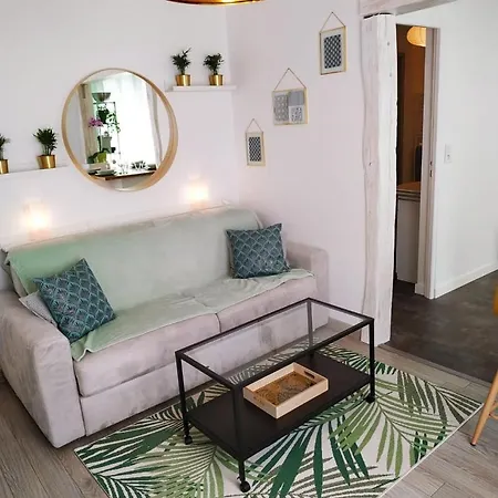 2 Min Walk From Train Station And Center Of *