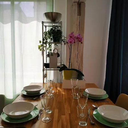 2 Min Walk From Train Station And Center Of Tours